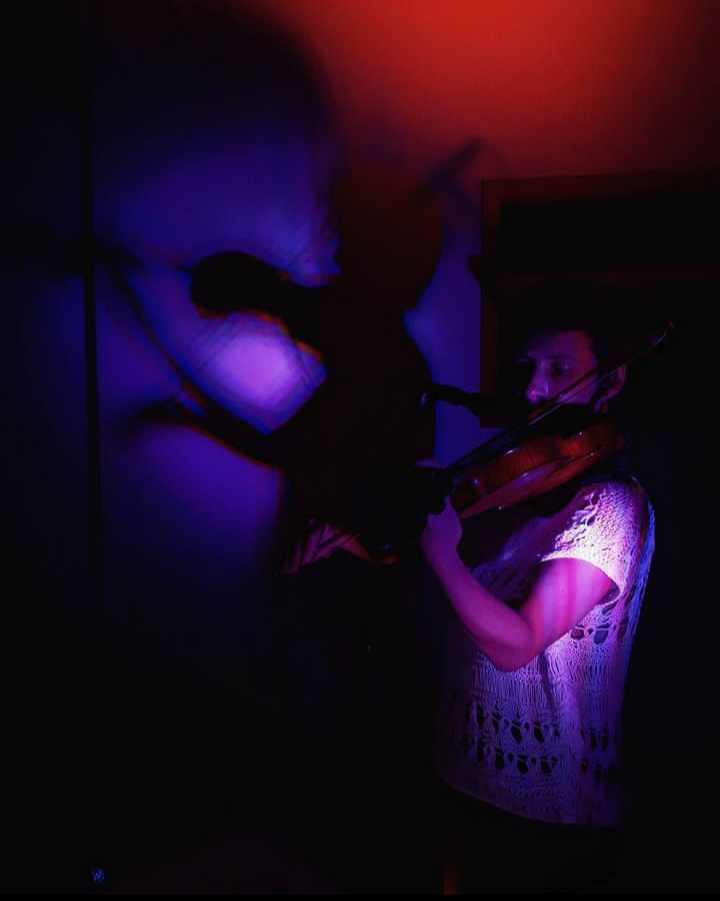 Flora tocando violino